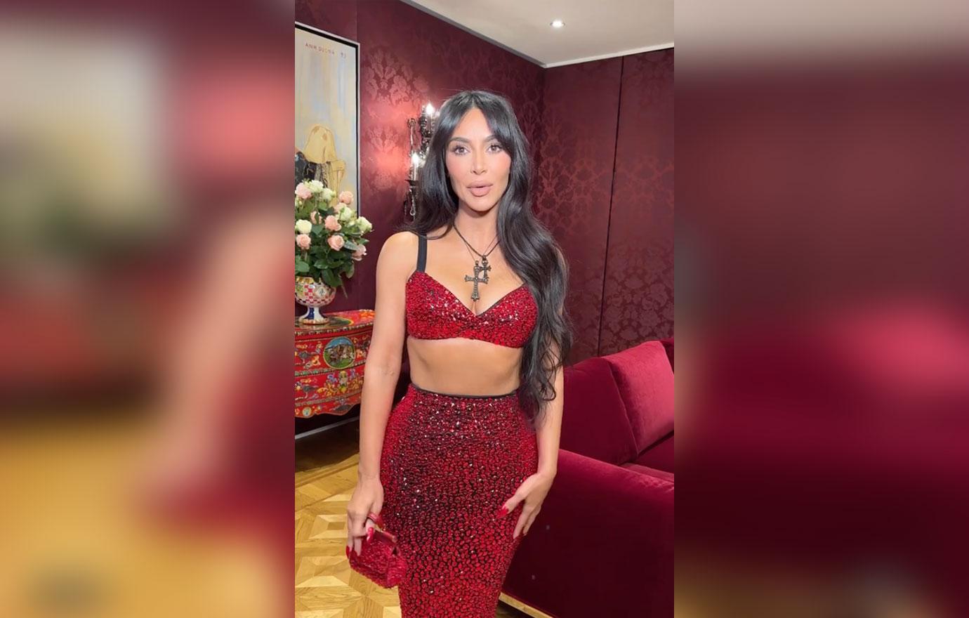 kim kardashian struggles climb stairs milan fashion week